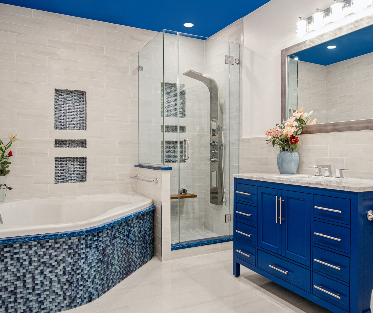 chastity cortijo rT0zaQn2r5o unsplash Wanna i prysznic w małej łazience – dobrze przemyślane wnętrze