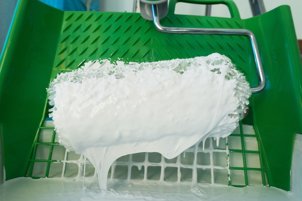 roller 1034914 1280 Jak wybrać odpowiednią farbę do ścian?